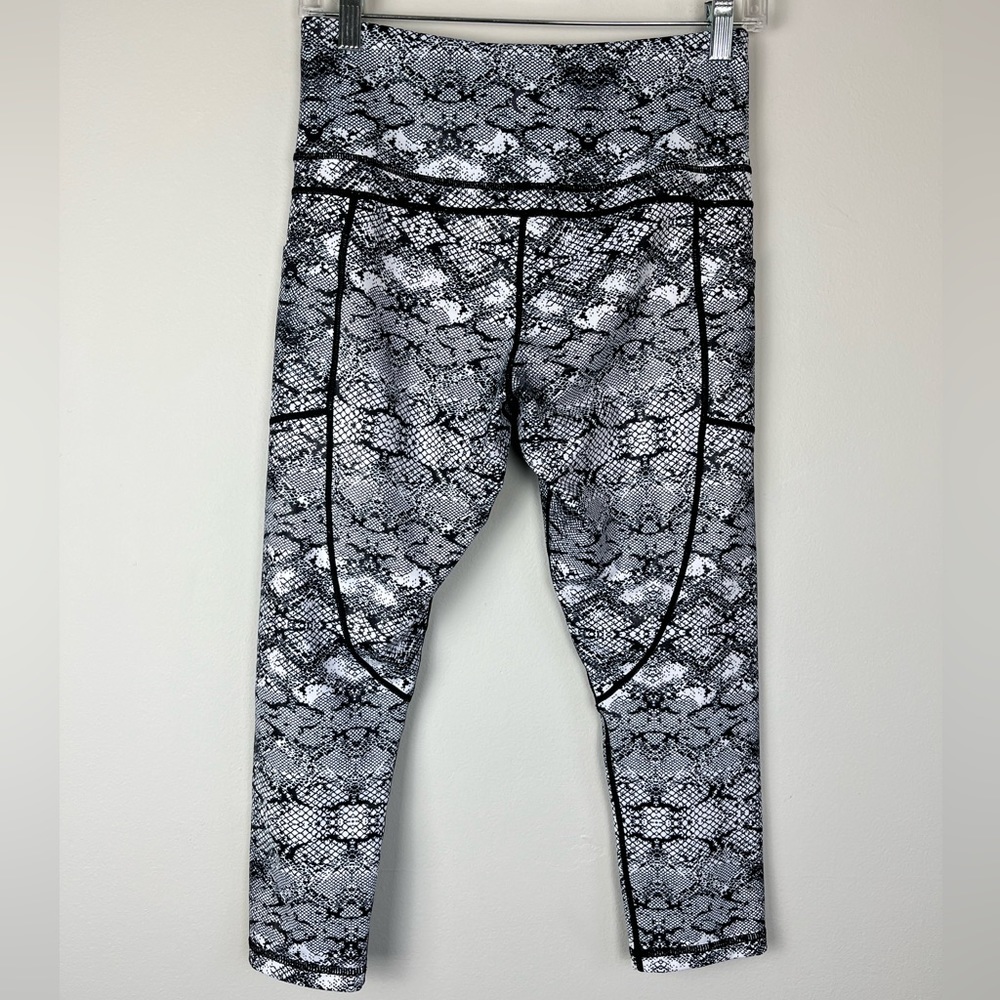 NEW Zyia Active Cobra Metallic Cropped Light N Tight Leggings Size 8-10 - Picture 3 of 8